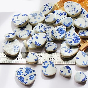 Bucati de portelan diverse forme in nuante de alb si albastru (cabochon) pentru proiecte artistice, 15-60x5mm, 100 grame