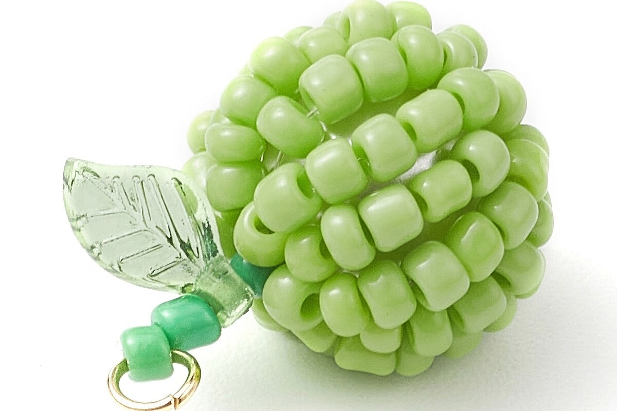 Pandantiv (charm) mar din margele de nisip si de sticla cu accesorii metalice aurii 21,5x15mm - verde