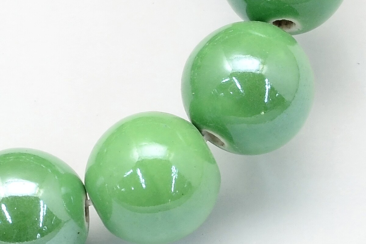 Margele de portelan lucios sfere 8mm cu orificiul mare (2mm) - verde