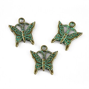 Charm bronz antichizat cu patina verde, fluture 17x15mm