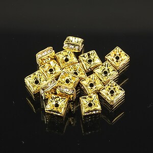 Distantiere aurii patrate cu rhinestones albe 5x5mm (2,5x5x5mm)