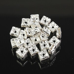 Distantiere argintii patrate cu rhinestones albe 5x5mm (2,5x5x5mm)