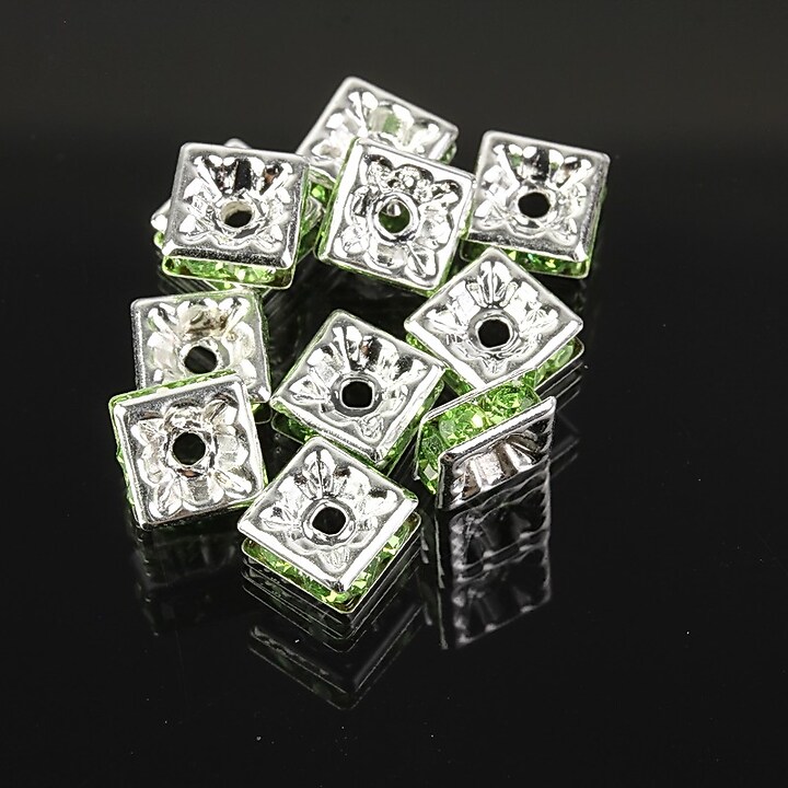 Distantiere argintii patrate cu rhinestones verzi 7x7mm (3x7x7mm)