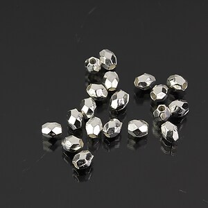 Distantier argintiu deschis oval cu fatete 4x3mm (10 buc.)