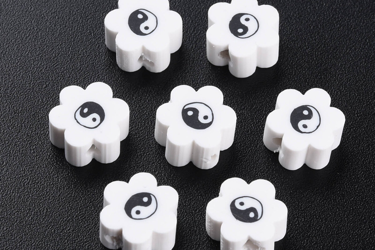 Margele polimer rasina yin yang floare 8x9x4,5mm (50 buc.)